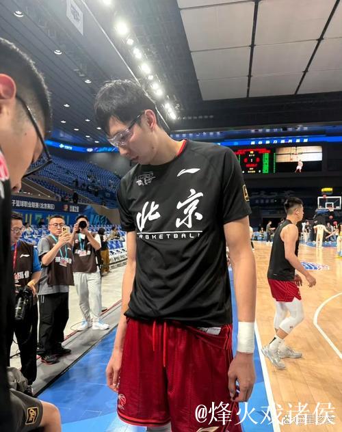 周琦半场出战12分钟，投篮4中3得到6分6篮板1助攻1抢断